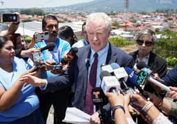El Salvador Blocks U.S. Senator’s Attempt to Meet Deported Migrant at Megaprison